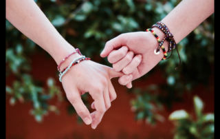 Two friends talking. One feels drained. Text: "Stay true to yourself and understand toxic friendships." Signs of unhealthy vs. healthy relationships.